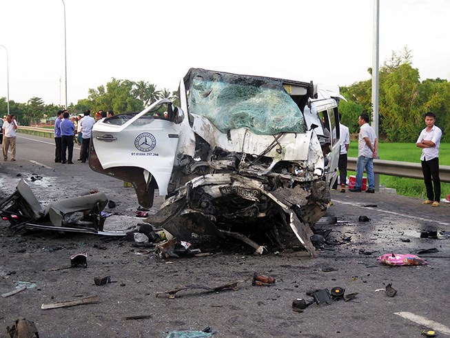 Tai nạn làm 13 người tử nạn: Nghi tài xế ngủ gật